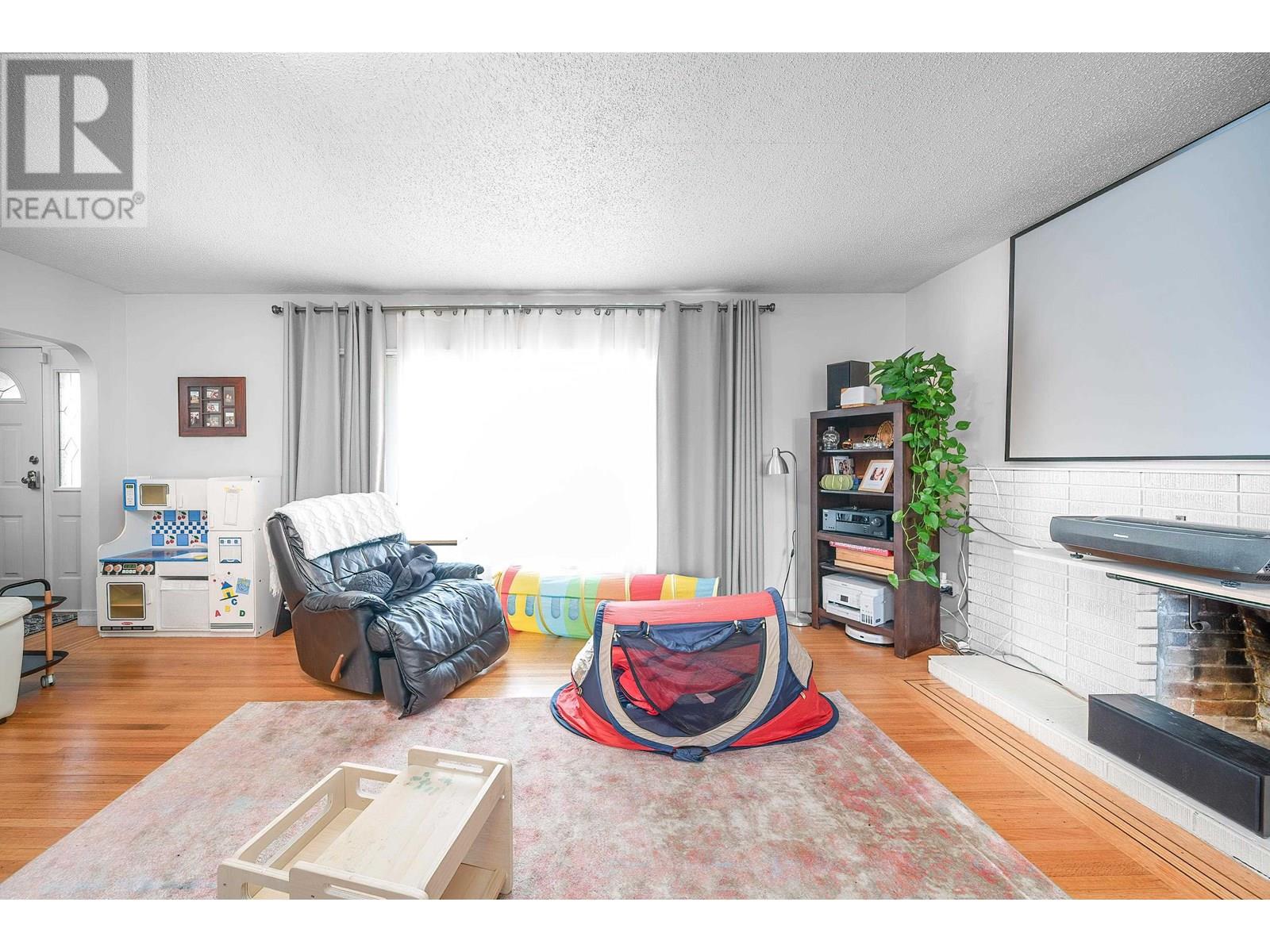 Photo 5 of 4516 Parker Street, Burnaby BC