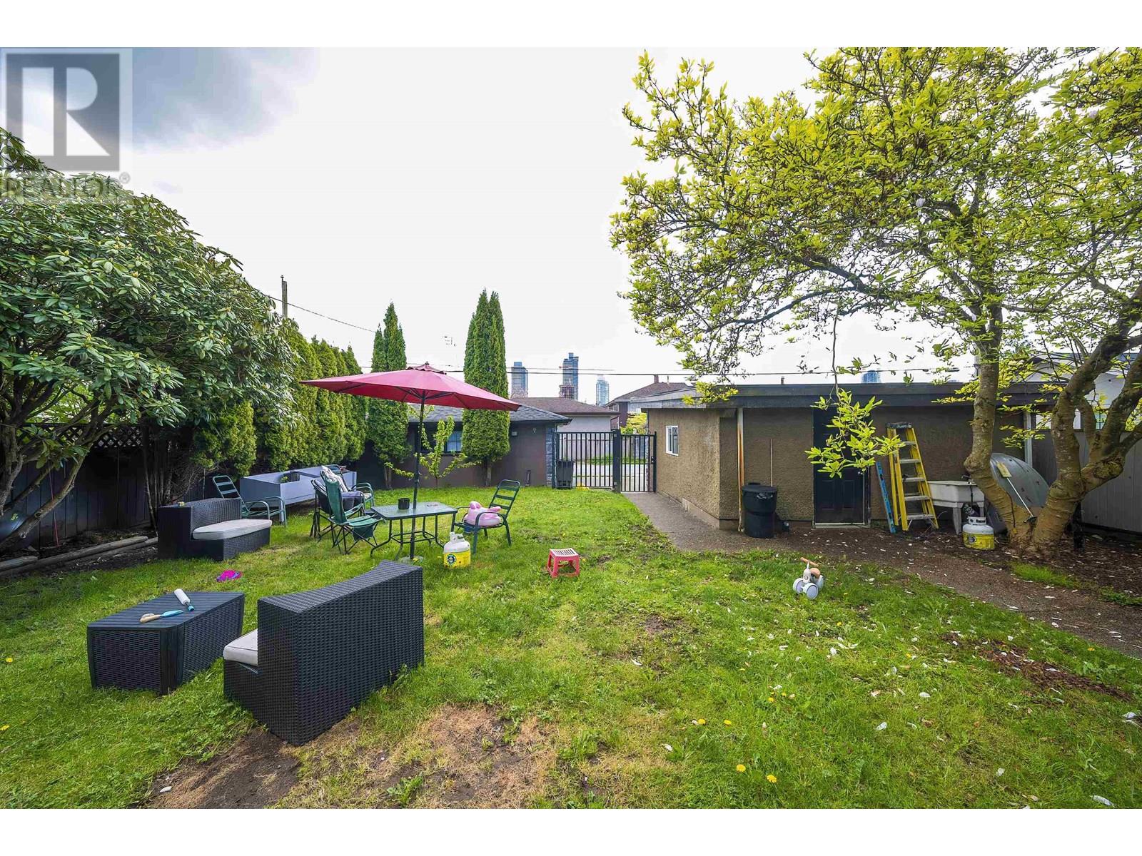 Photo 35 of 4516 Parker Street, Burnaby BC