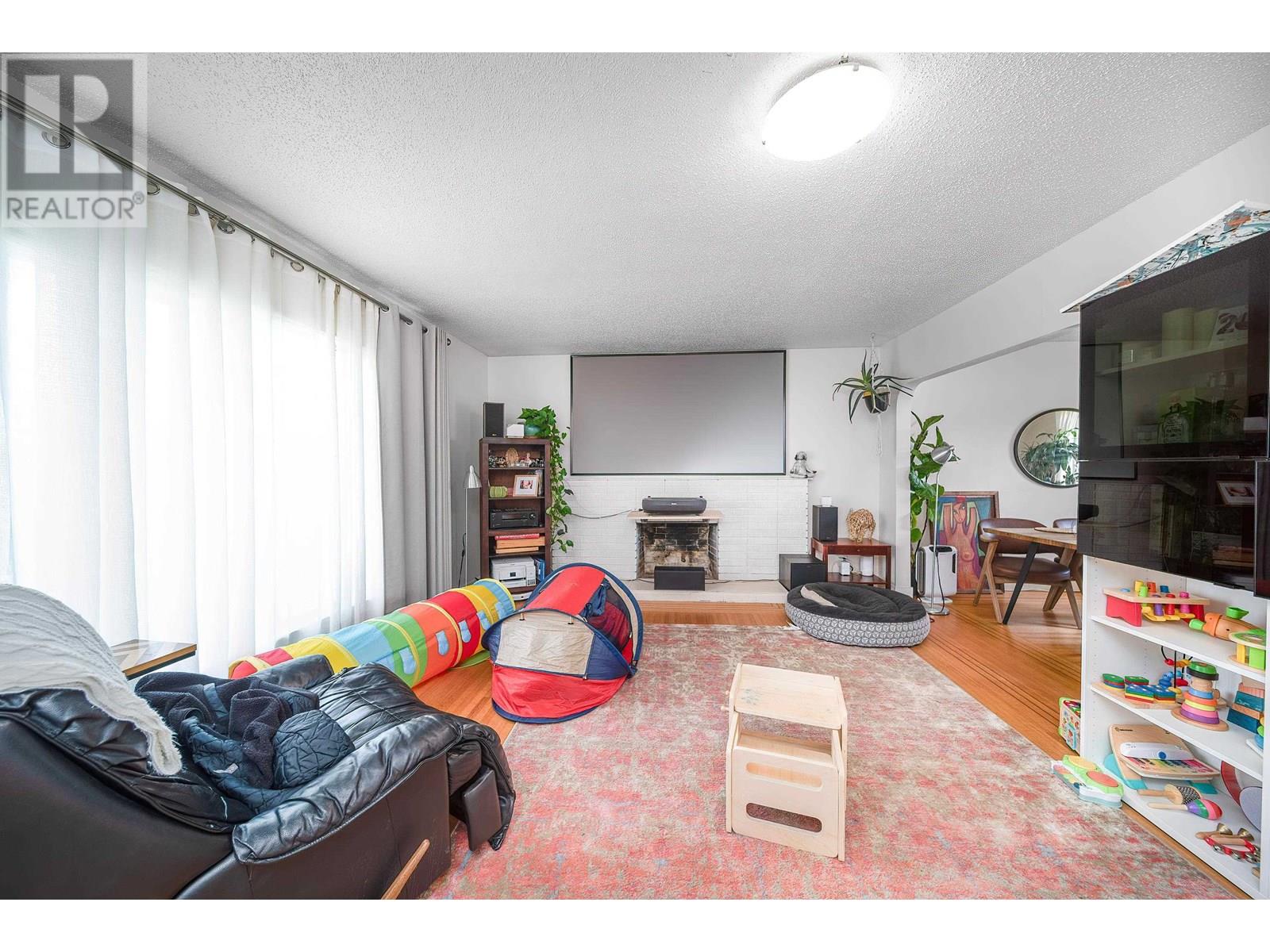 Photo 3 of 4516 Parker Street, Burnaby BC