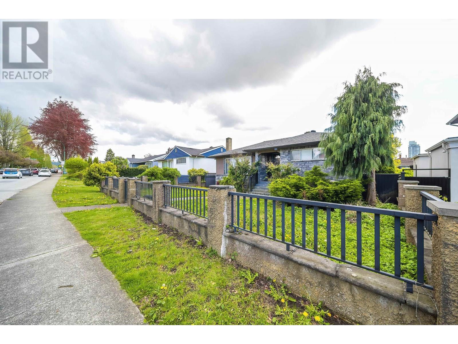 Photo 28 of 4516 Parker Street, Burnaby BC