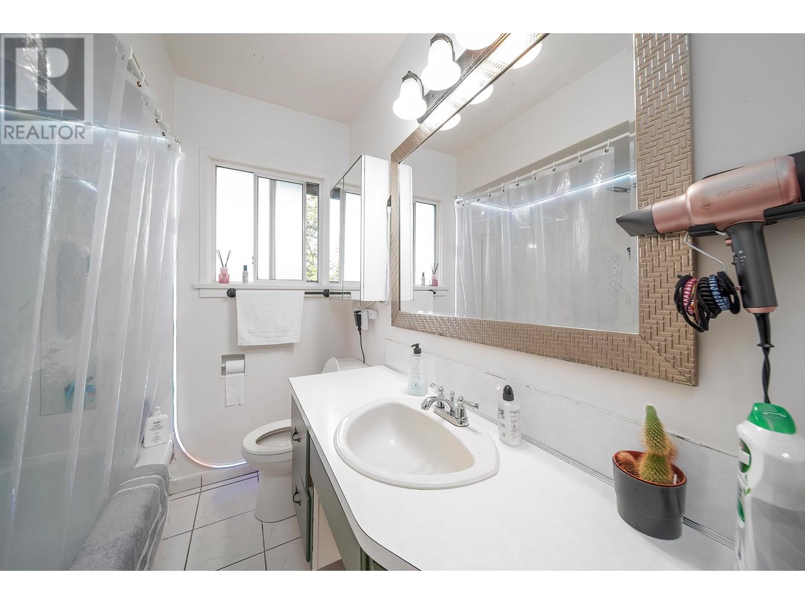 Photo 14 of 4516 Parker Street, Burnaby BC