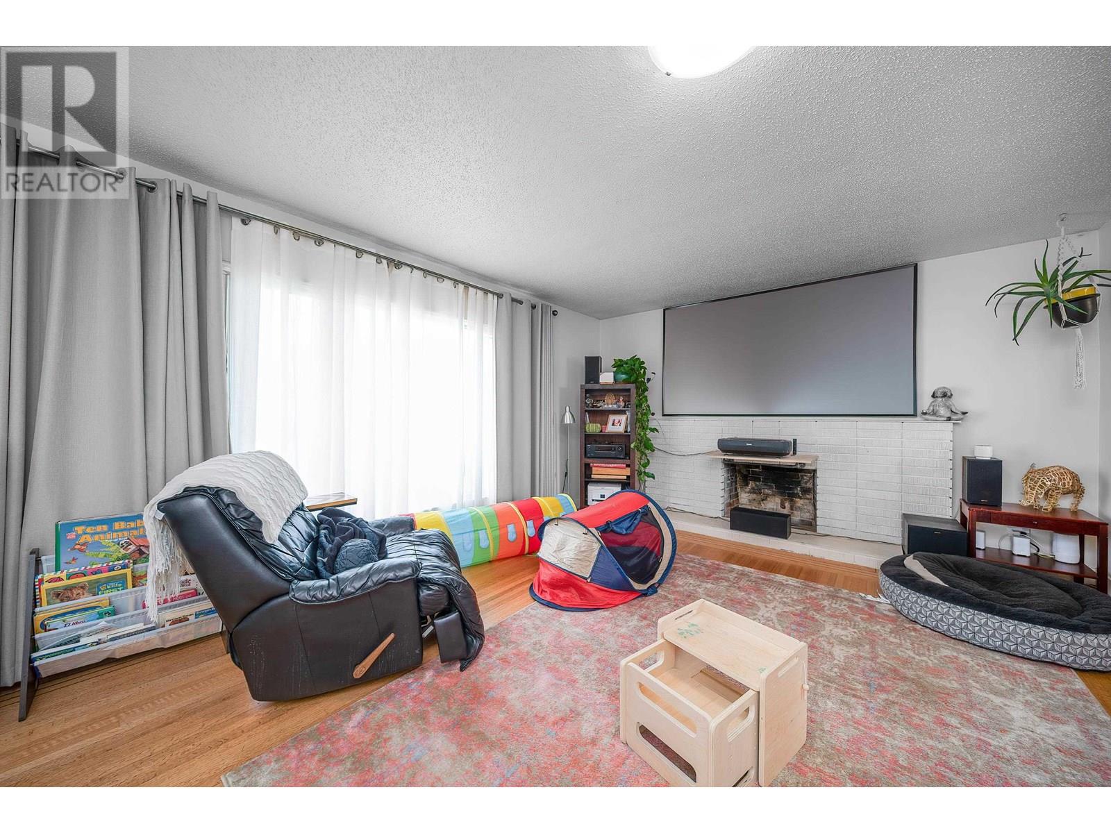 Photo 4 of 4516 Parker Street, Burnaby BC
