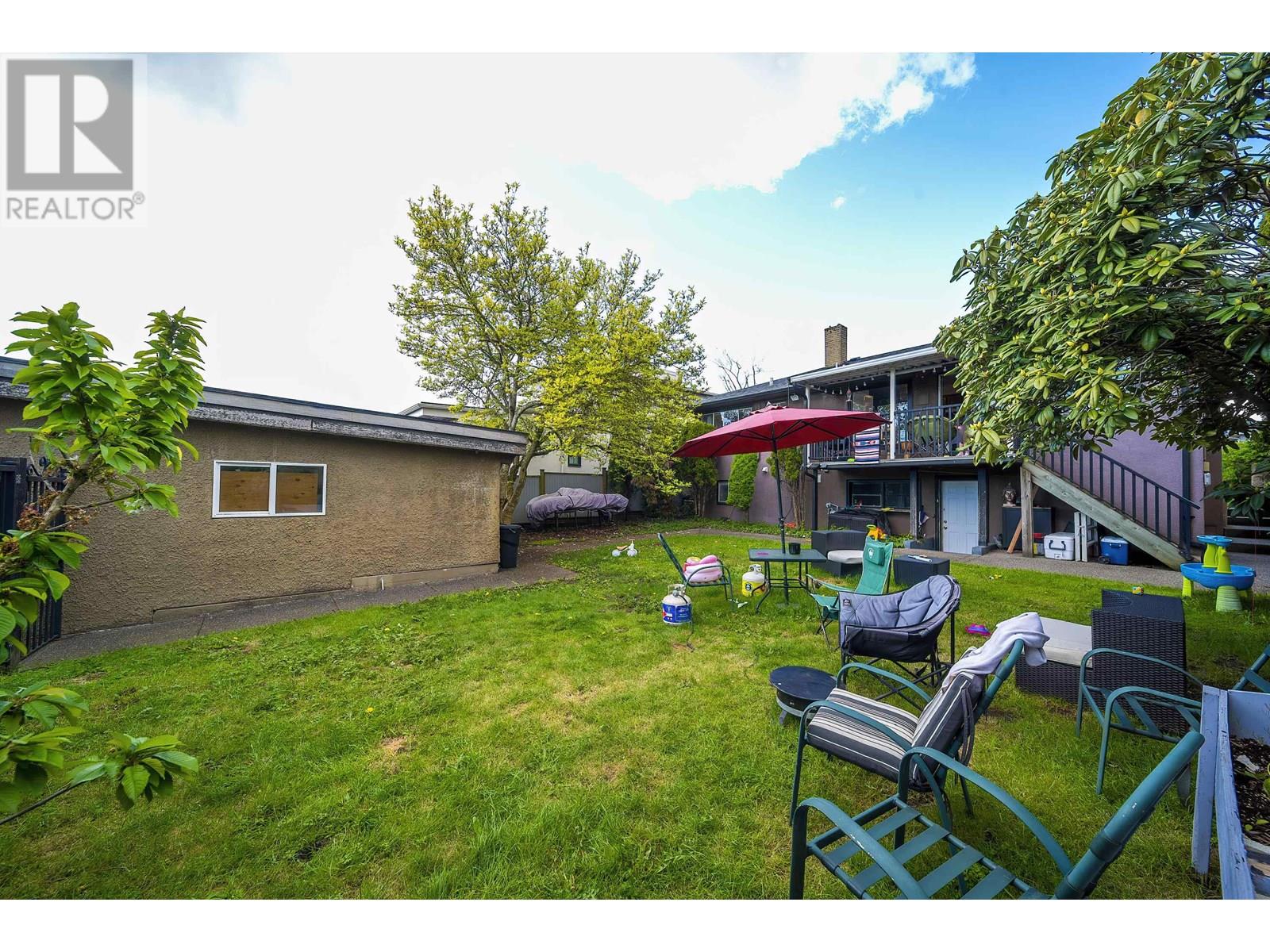 Photo 39 of 4516 Parker Street, Burnaby BC