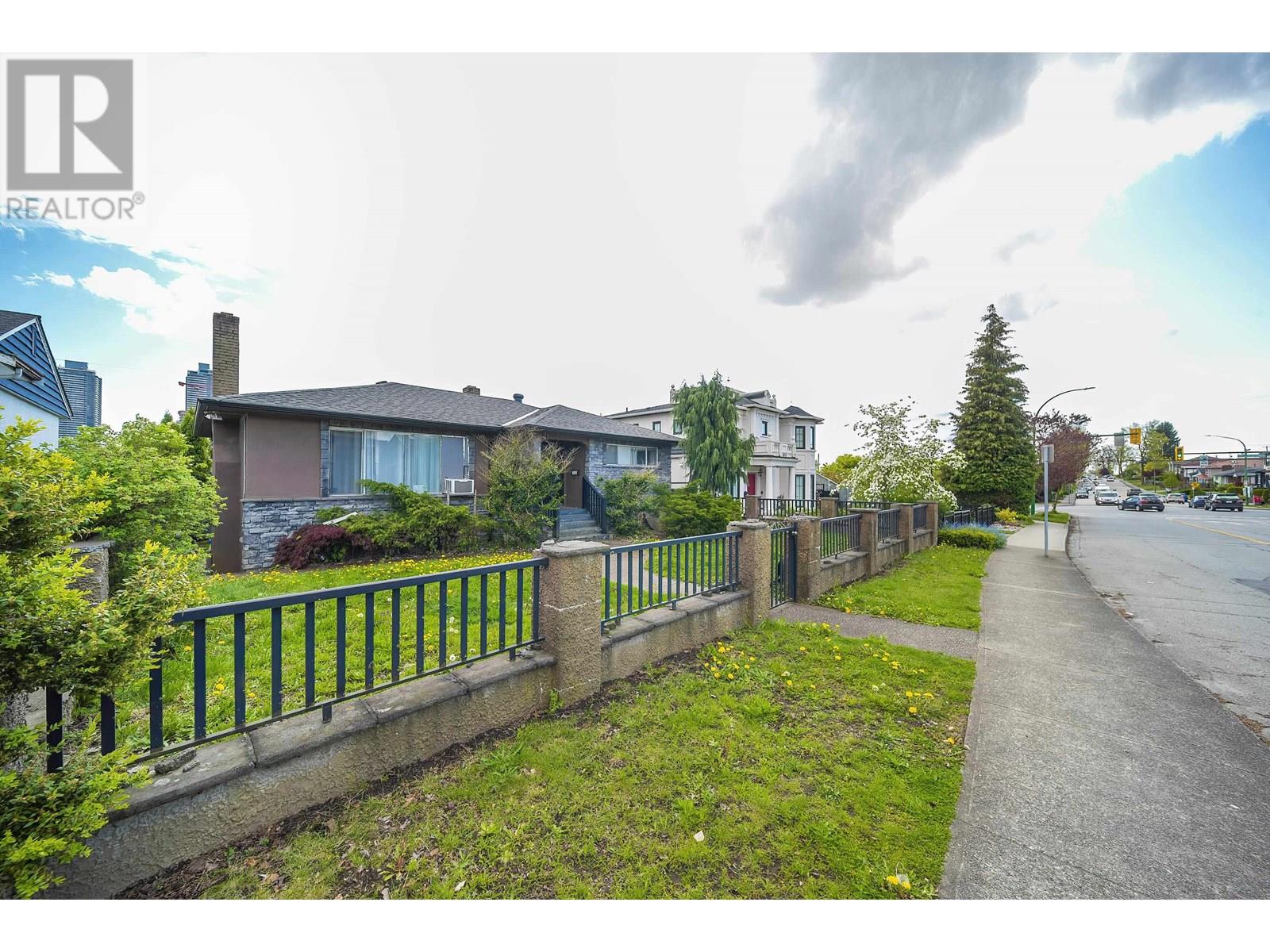 Photo 29 of 4516 Parker Street, Burnaby BC