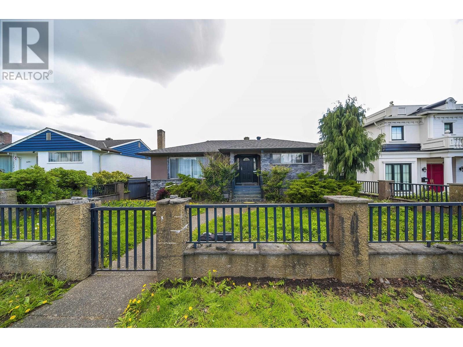 Photo 27 of 4516 Parker Street, Burnaby BC