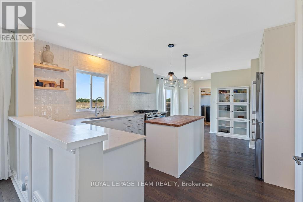 Photo 16 of 228 Labelle Street, Russell ON