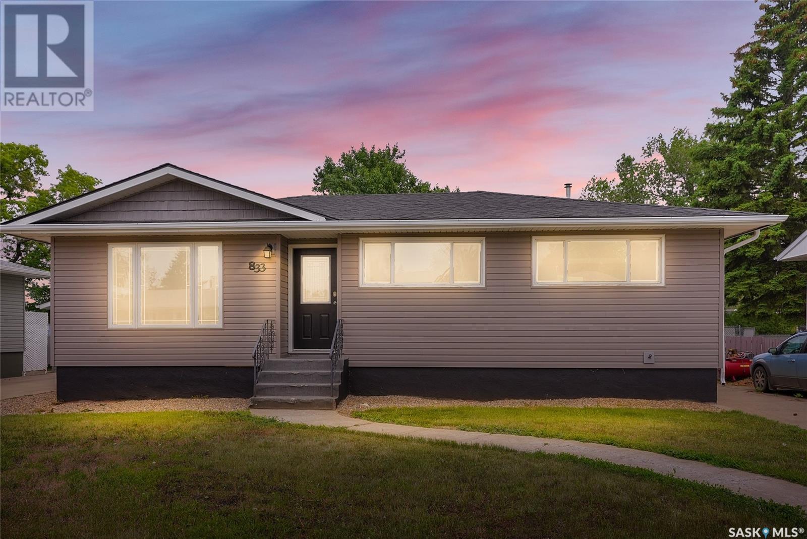 Photo 2 of 833 Keith Street, Moose Jaw SK