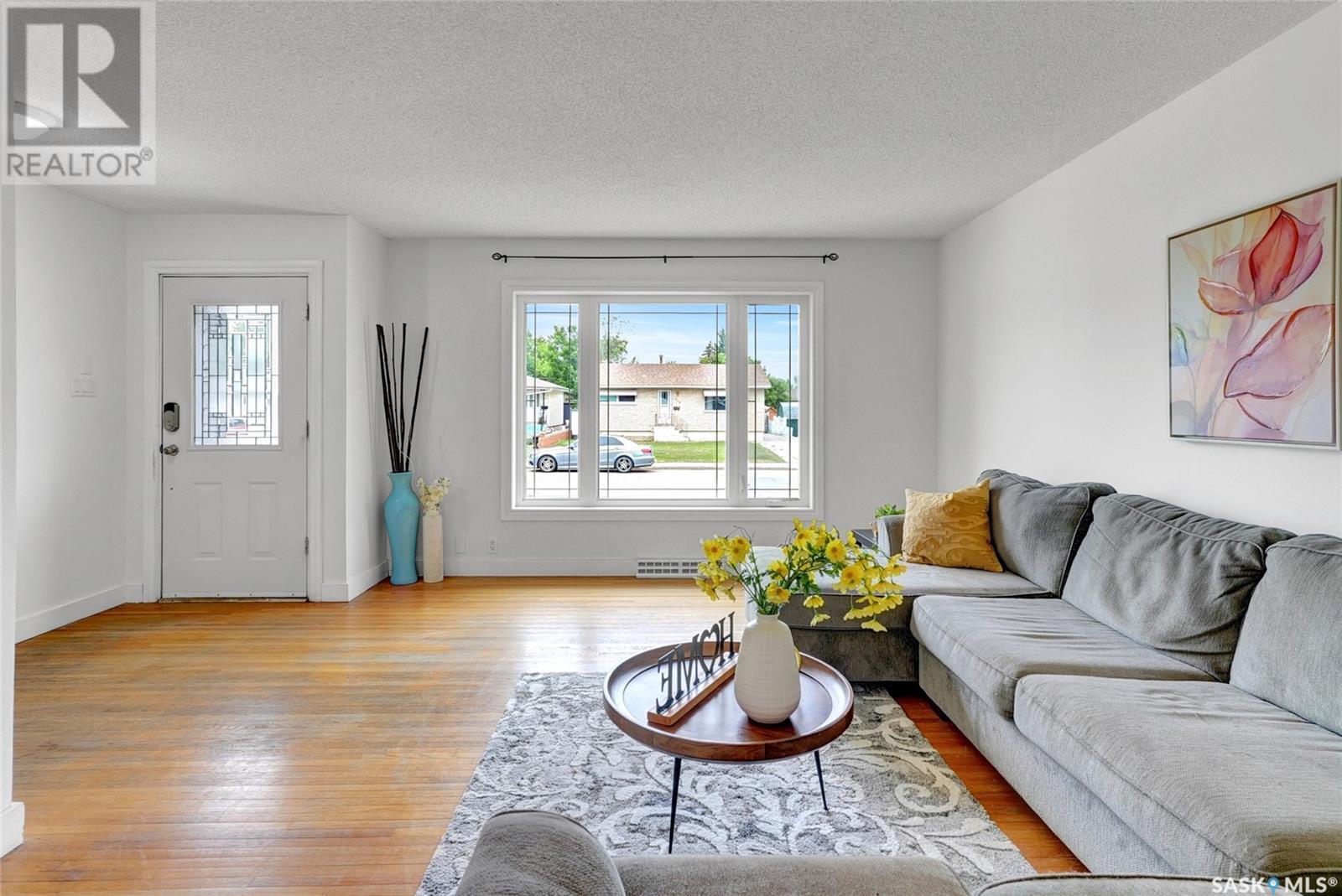 Photo 3 of 833 Keith Street, Moose Jaw SK