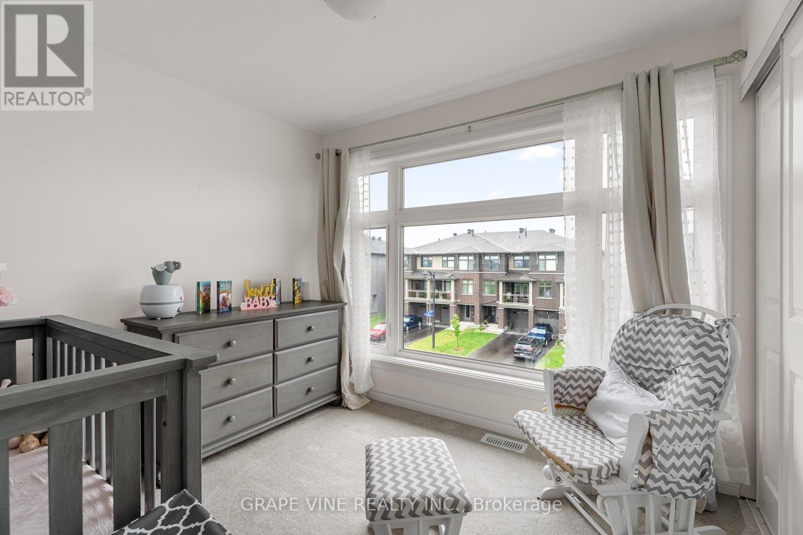 Photo 5 of 60 Verglas Lane, Ottawa ON
