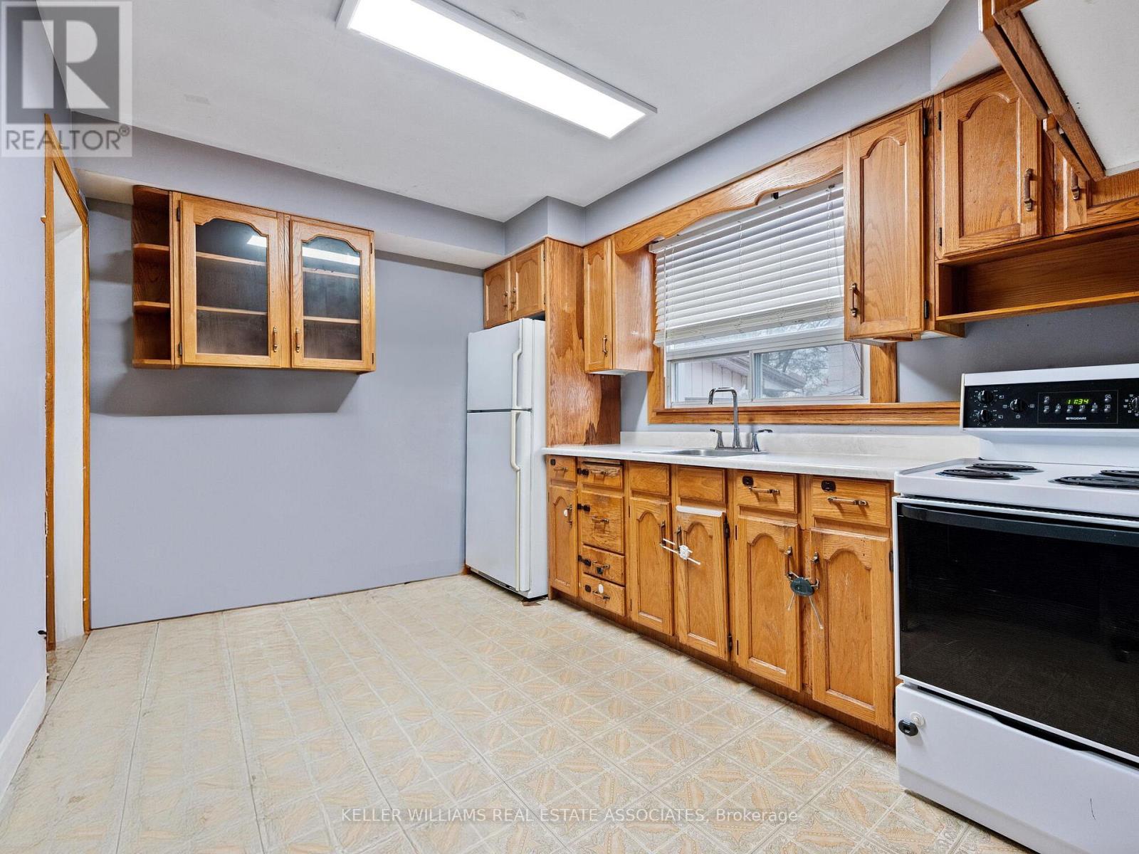 Photo 15 of 54 Woodward Avenue, Brampton ON