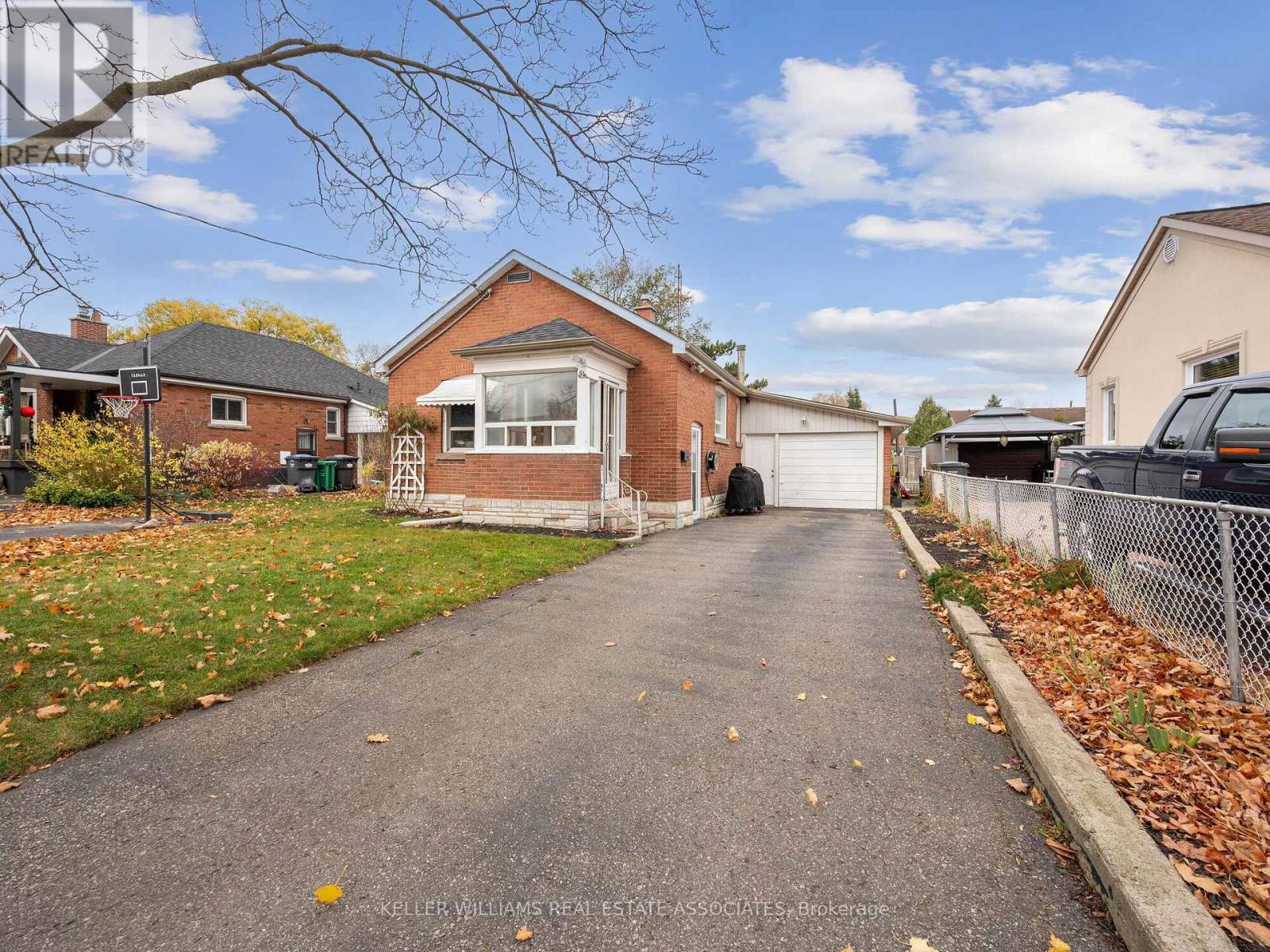 Photo 7 of 54 Woodward Avenue, Brampton ON