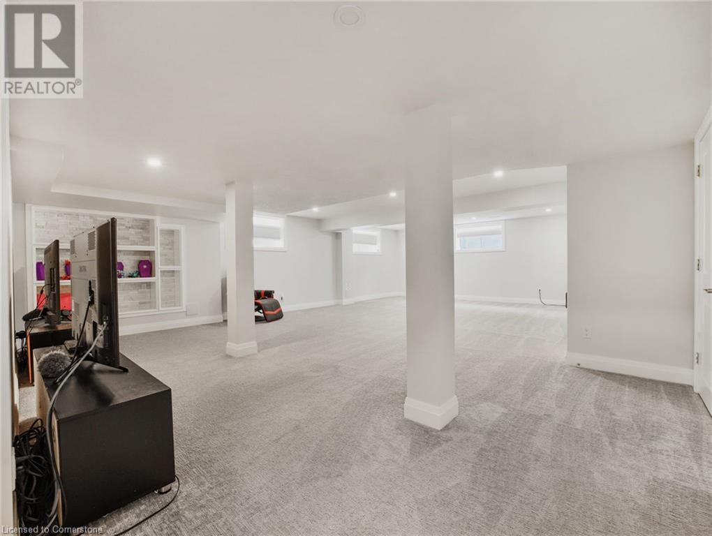 Photo 31 of 75 Monarch Woods Drive, Kitchener ON
