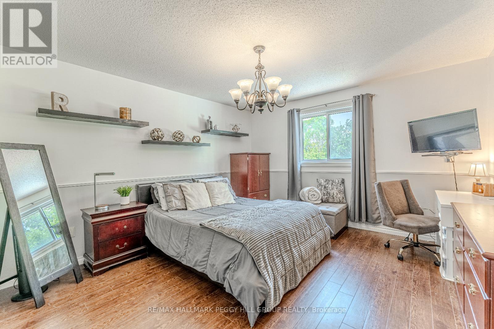 Photo 10 of 130 Country Lane, Barrie ON