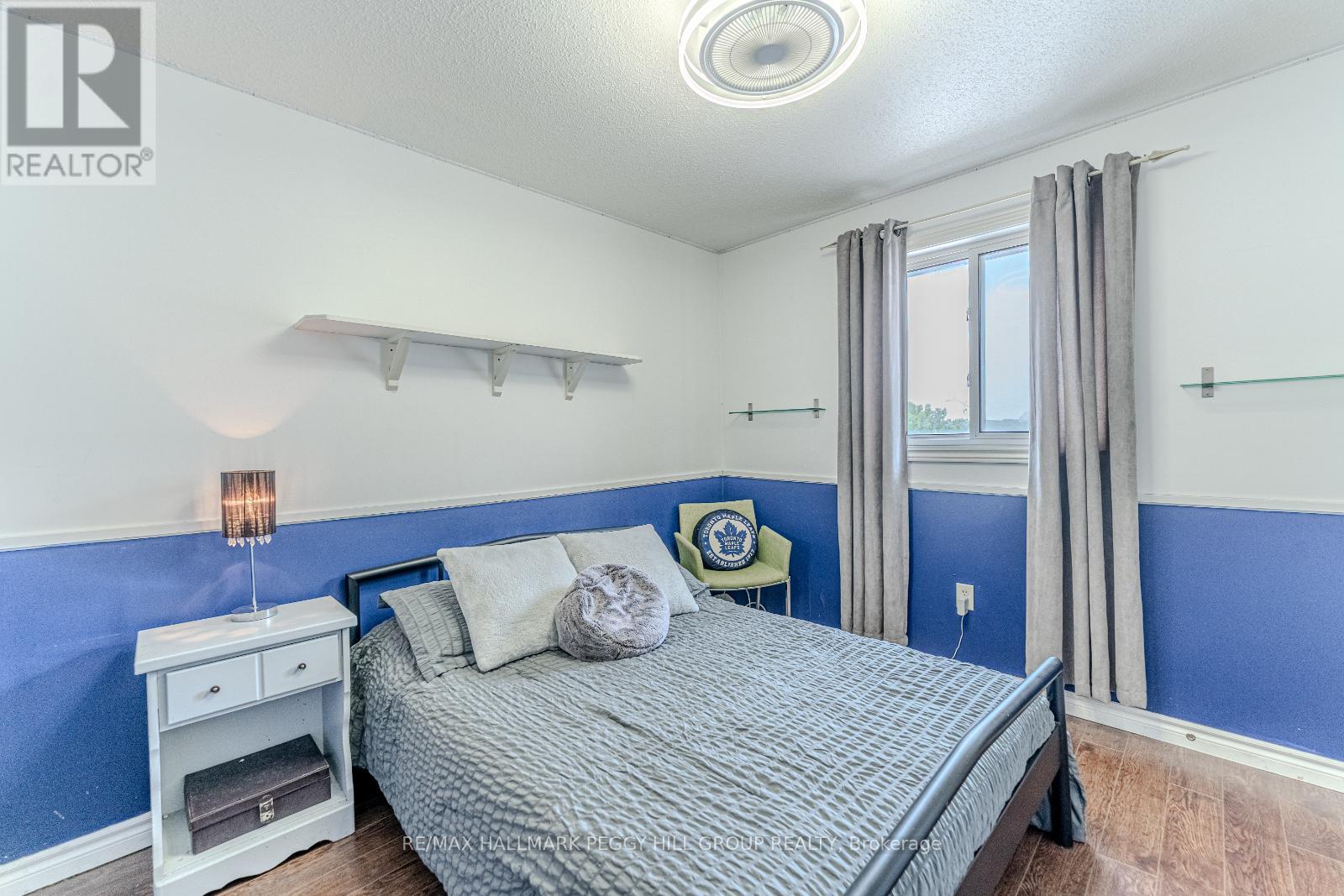 Photo 11 of 130 Country Lane, Barrie ON