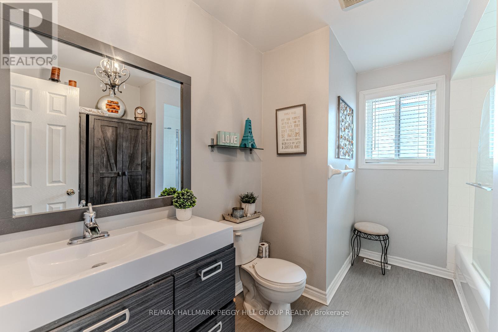 Photo 12 of 130 Country Lane, Barrie ON