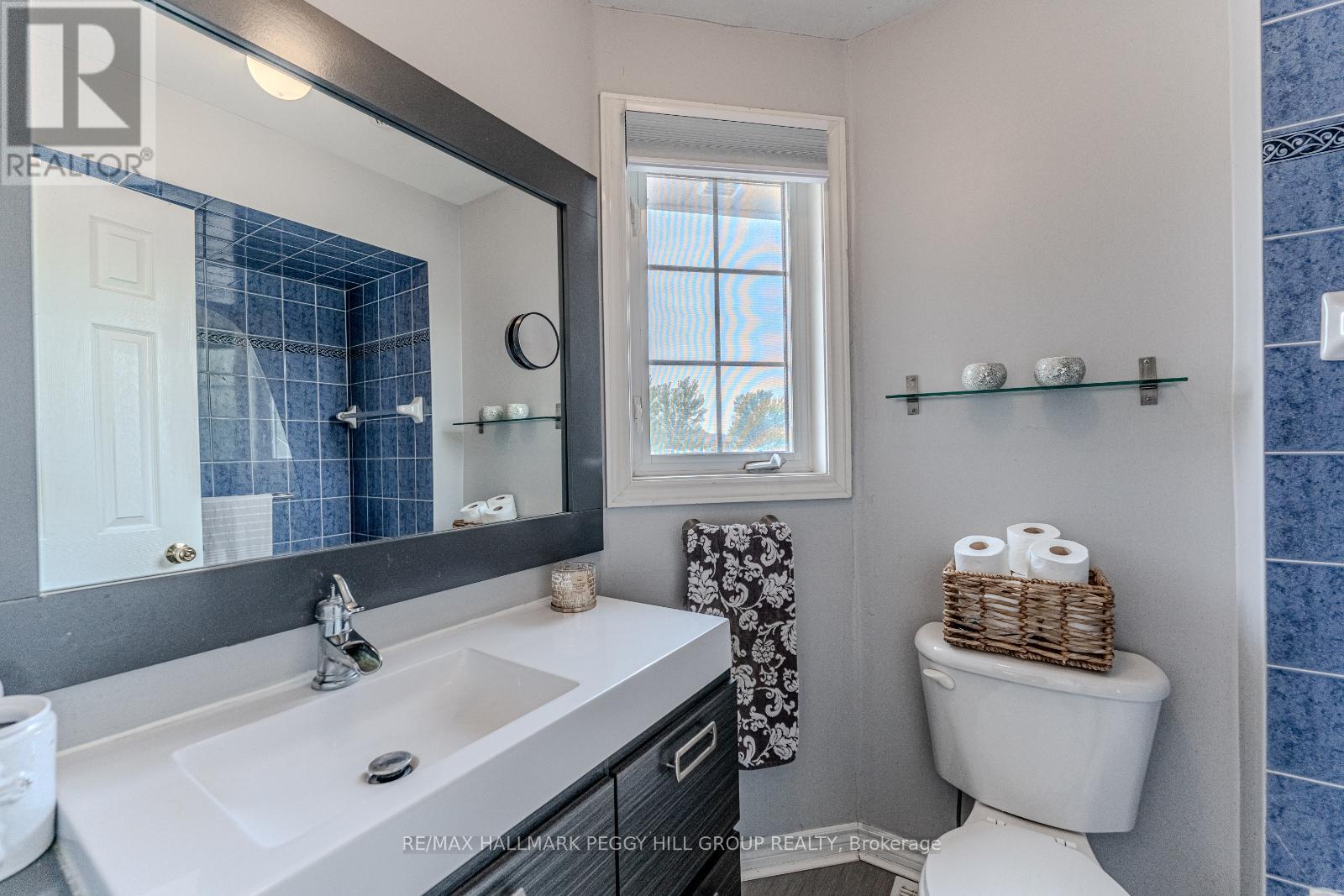 Photo 9 of 130 Country Lane, Barrie ON