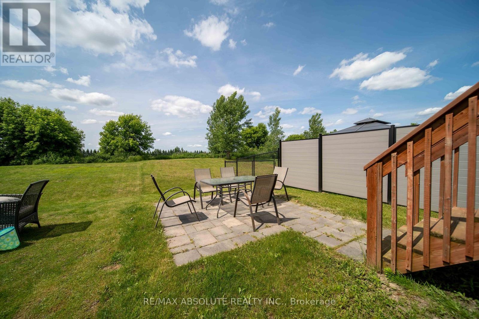 Photo 3 of 287 Belfort Street, Russell ON