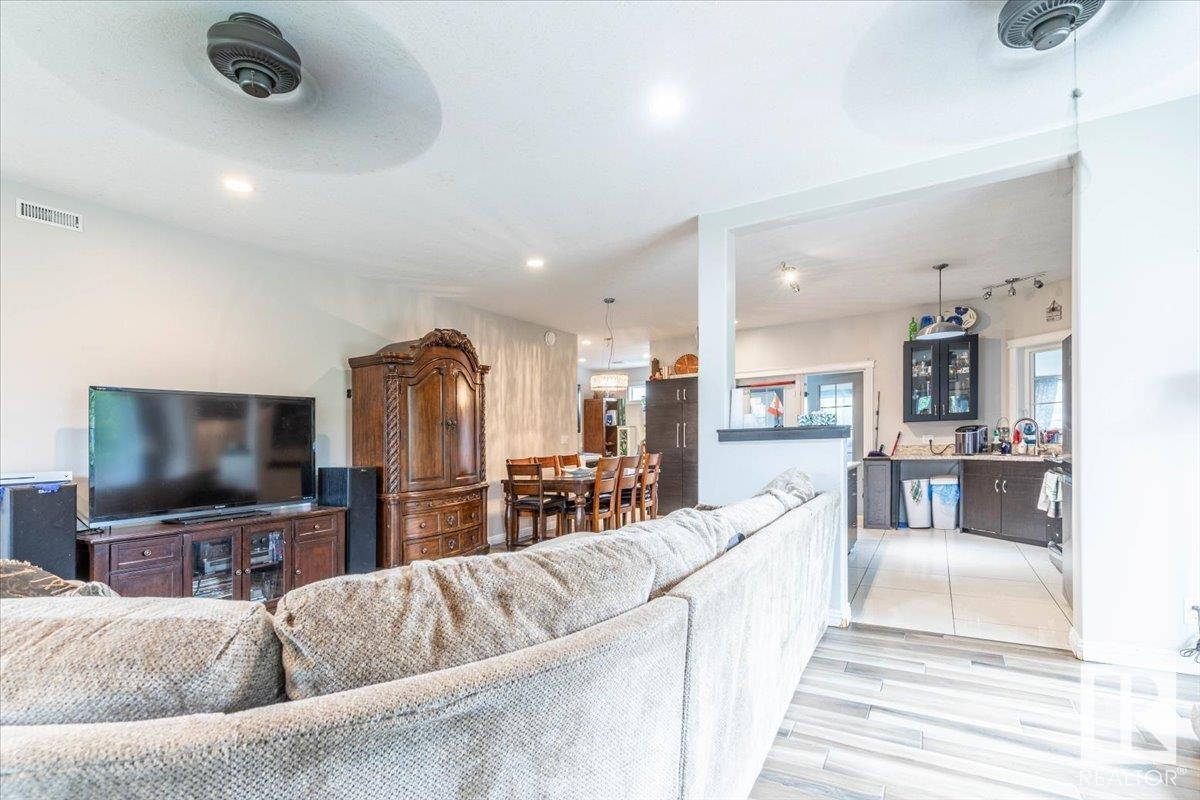 Photo 7 of 4711 52 Ave, Warburg AB