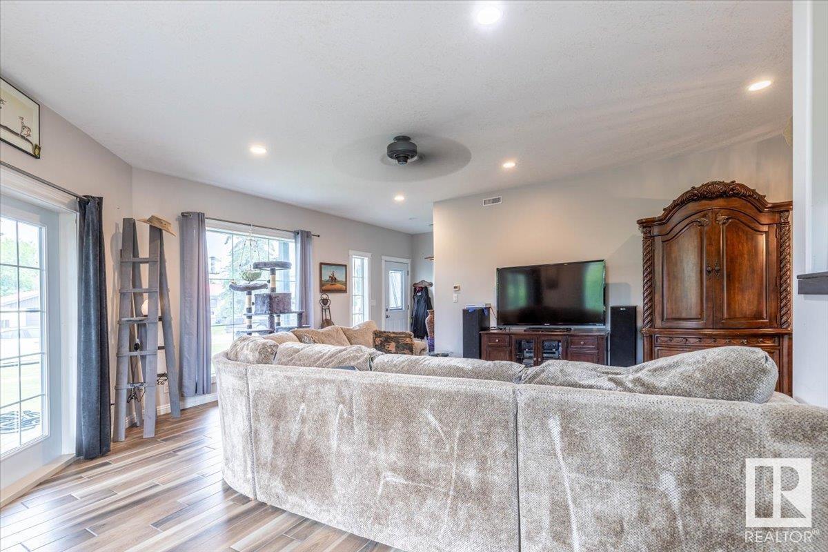Photo 19 of 4711 52 Ave, Warburg AB