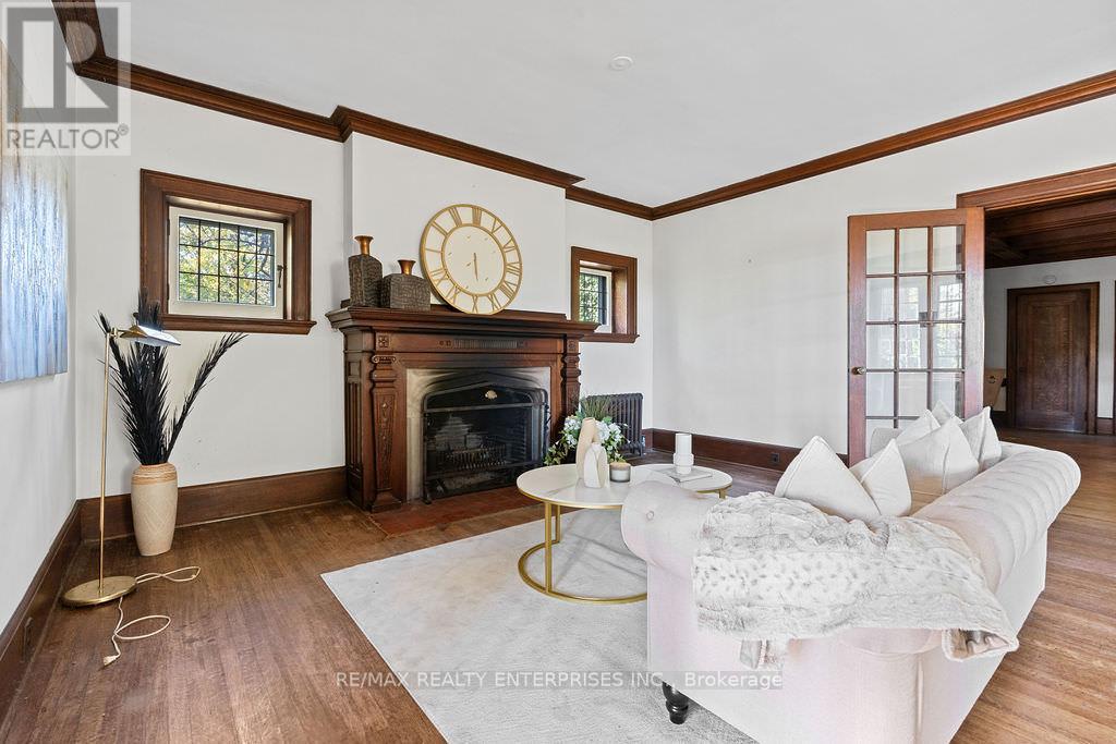 Photo 13 of 1520 Pinetree Crescent, Mississauga ON