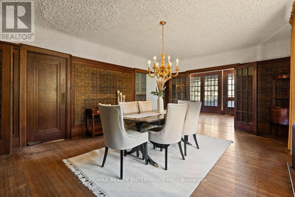 Photo 17 of 1520 Pinetree Crescent, Mississauga ON