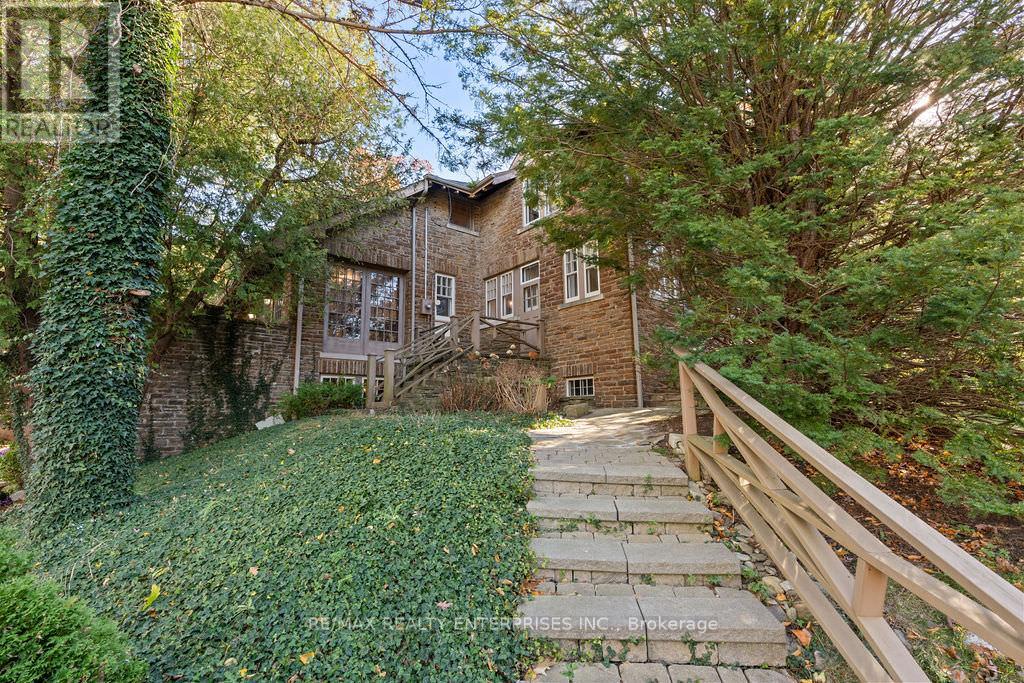 Photo 34 of 1520 Pinetree Crescent, Mississauga ON