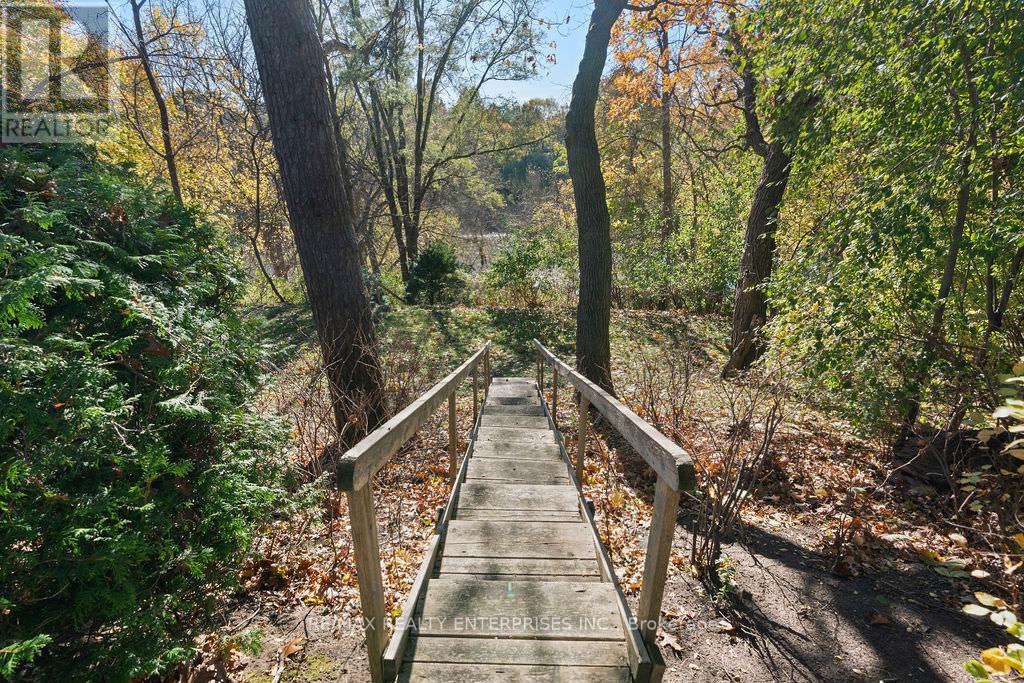 Photo 38 of 1520 Pinetree Crescent, Mississauga ON