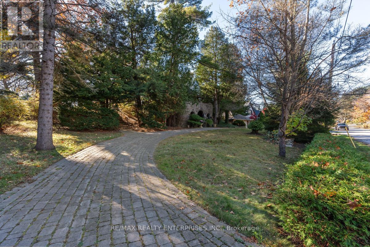 Photo 5 of 1520 Pinetree Crescent, Mississauga ON