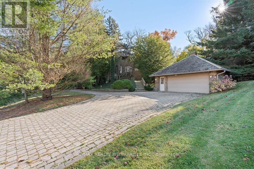 Photo 9 of 1520 Pinetree Crescent, Mississauga ON