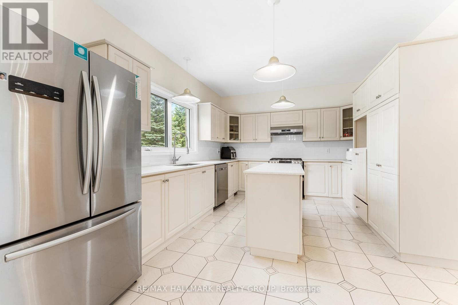 Photo 12 of 5749 Knights Drive, Ottawa ON