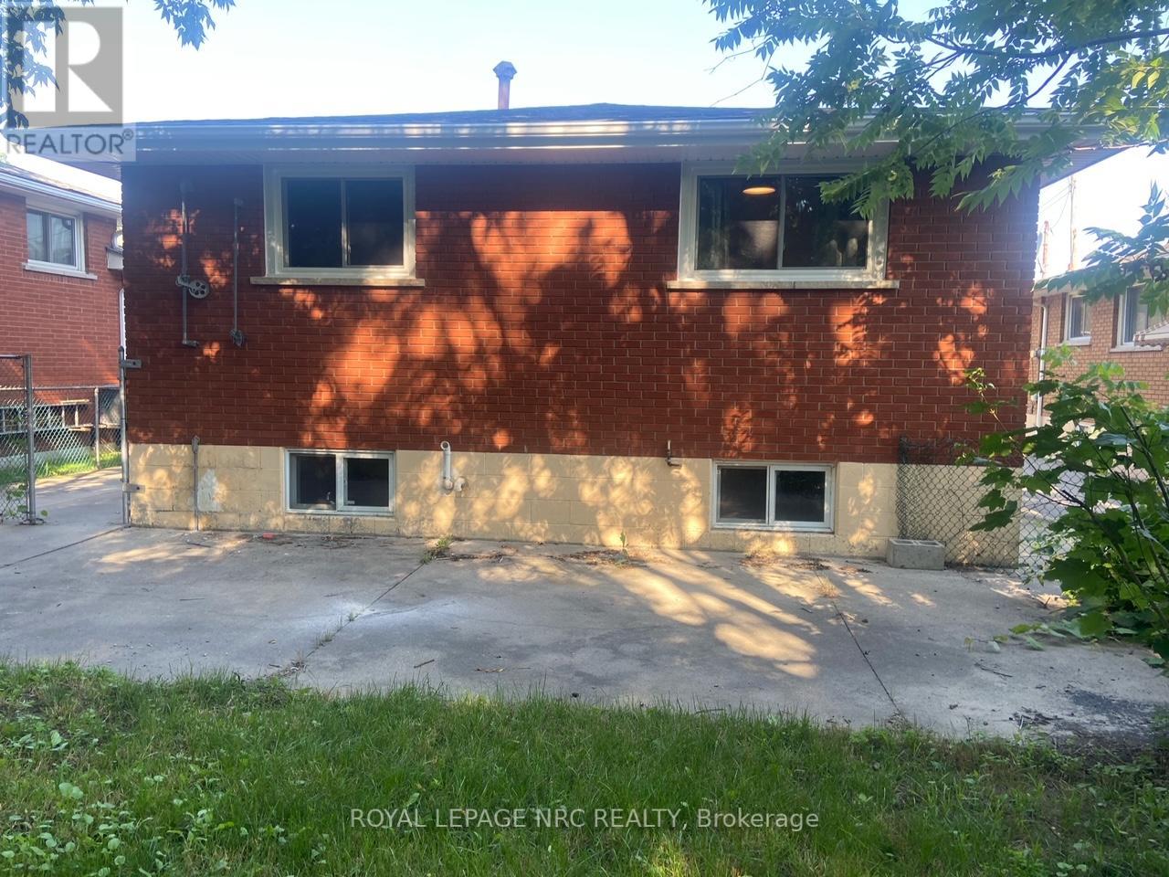 Single Family House Bungalow for Sale in LOWER   PARKLANDS DRIVE Hamilton (Rosedale) 