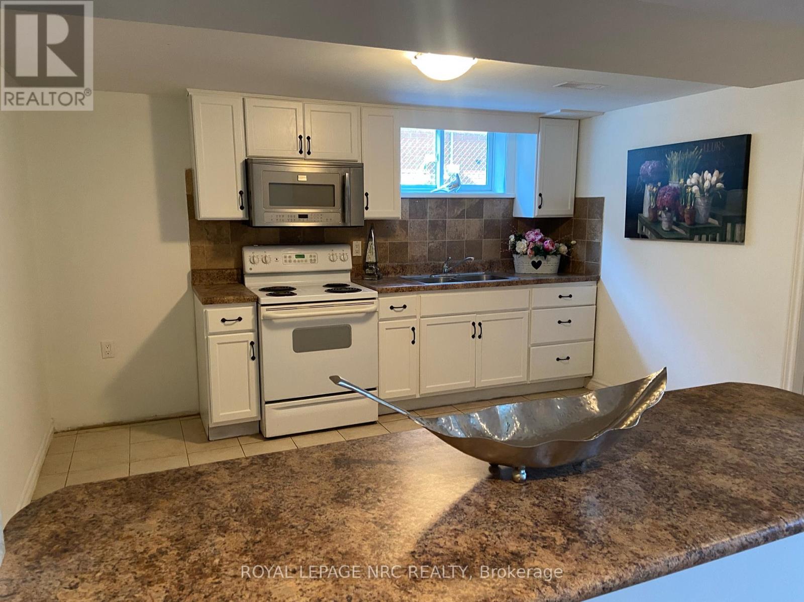 Single Family House Bungalow for Sale in LOWER   PARKLANDS DRIVE Hamilton (Rosedale) 