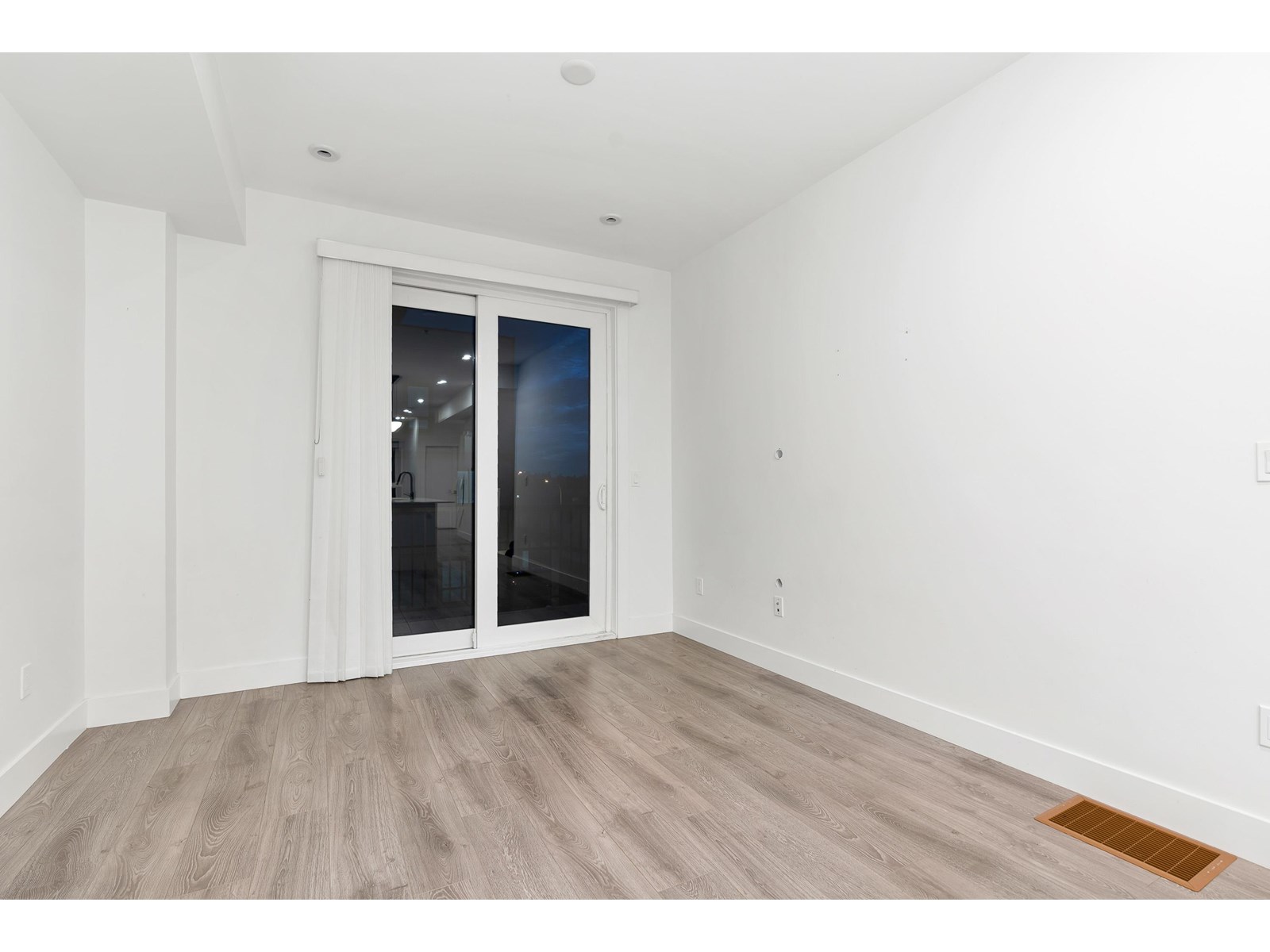 Photo 8 of 16 19624 56 Avenue Avenue, Langley BC