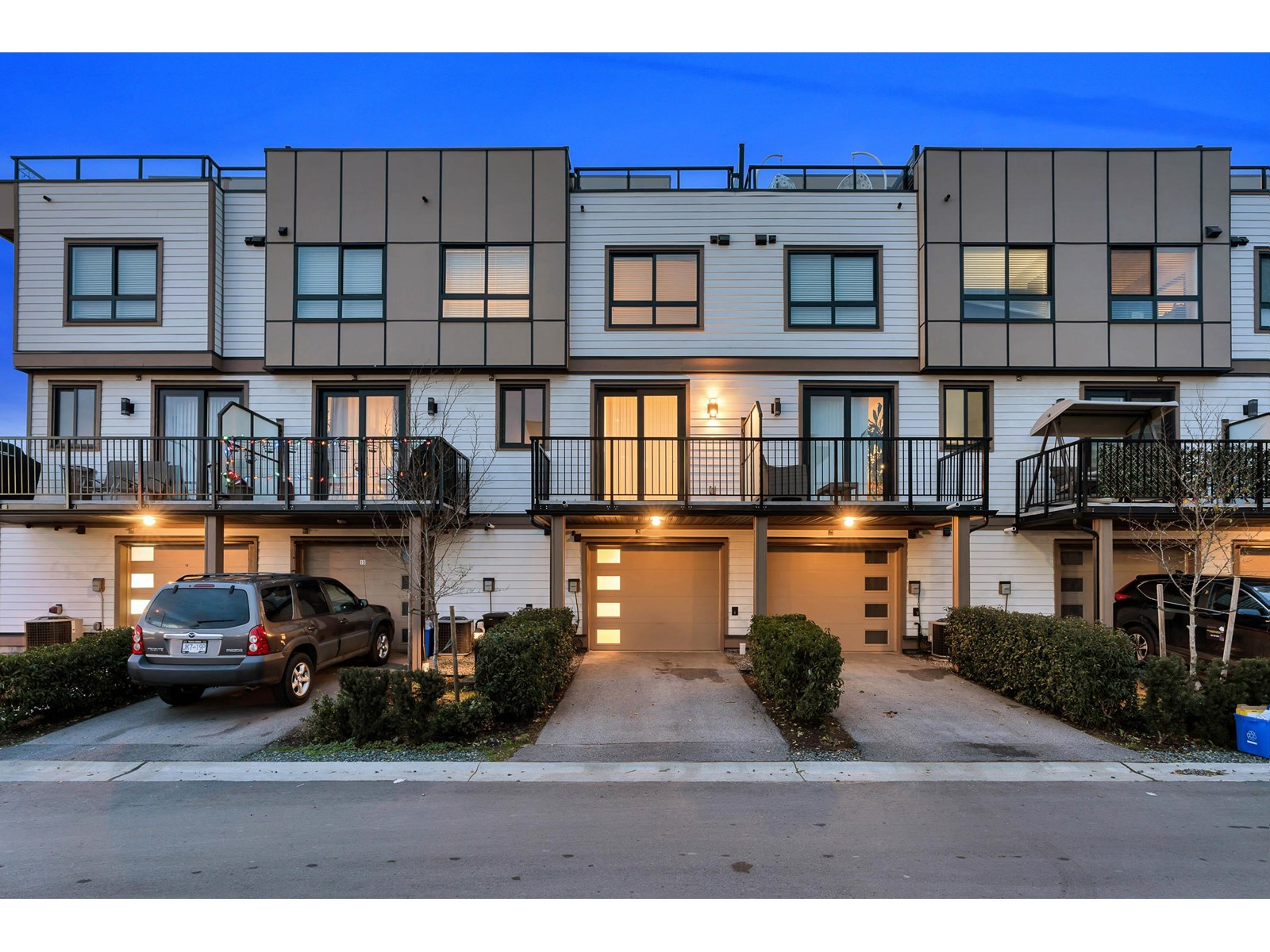 Photo 1 of 16 19624 56 Avenue Avenue, Langley BC