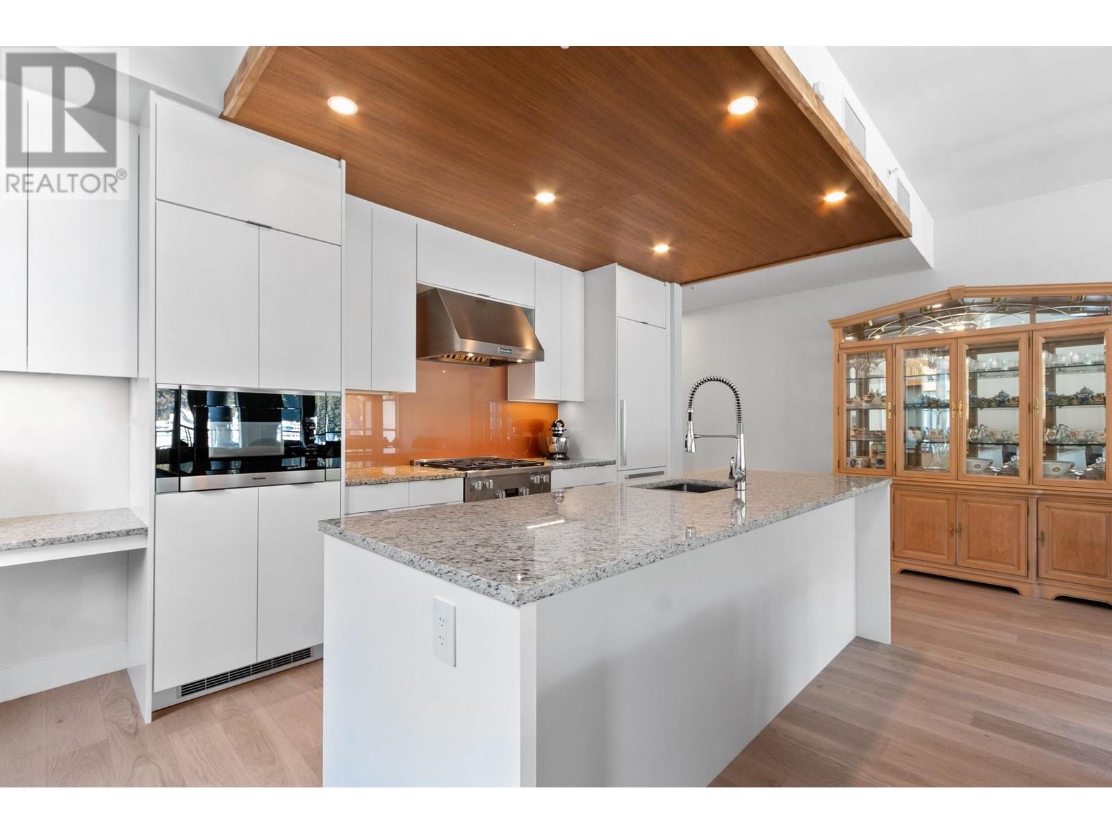 303 6697 NELSON AVENUE, West Vancouver