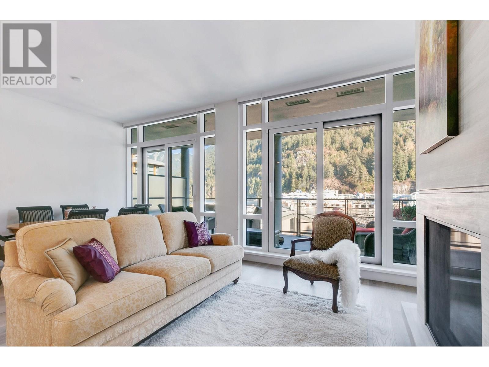 303 6697 NELSON AVENUE, West Vancouver