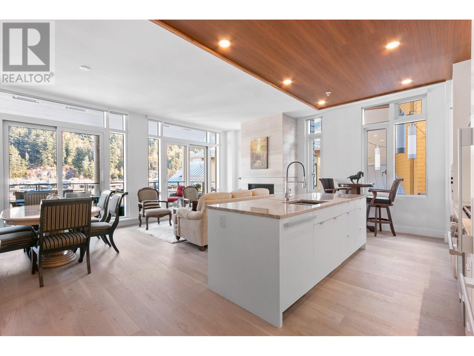 303 6697 NELSON AVENUE, West Vancouver