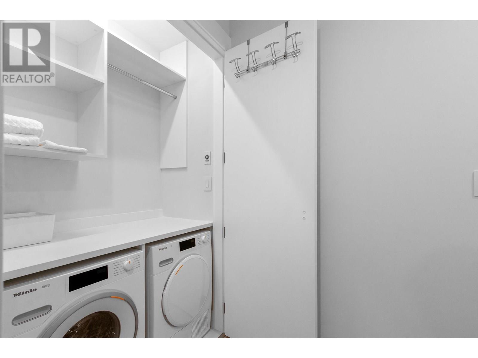 303 6697 NELSON AVENUE, West Vancouver