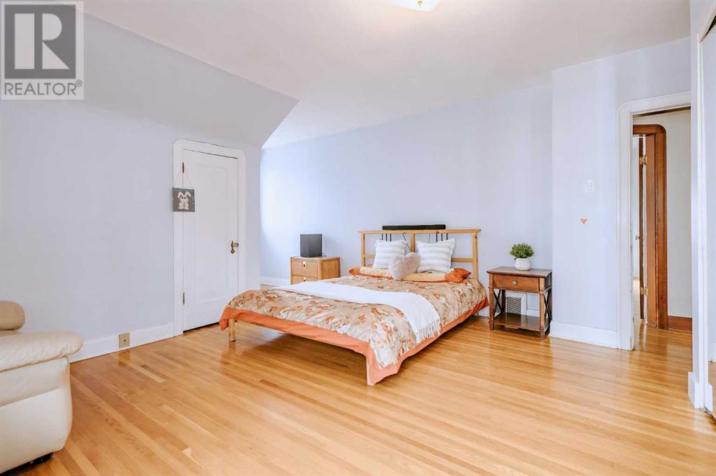 Single Family House for Sale in  Superior Avenue SW Scarboro Calgary 
