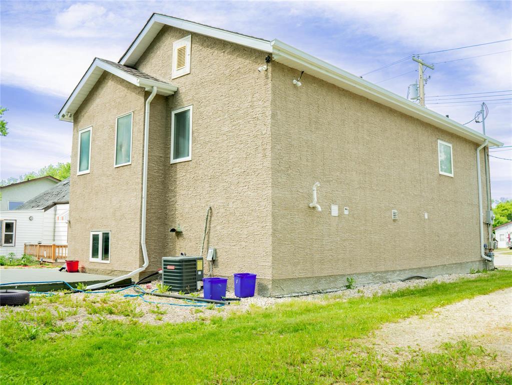 Photo 28 of 524 Morris Avenue, Selkirk MB