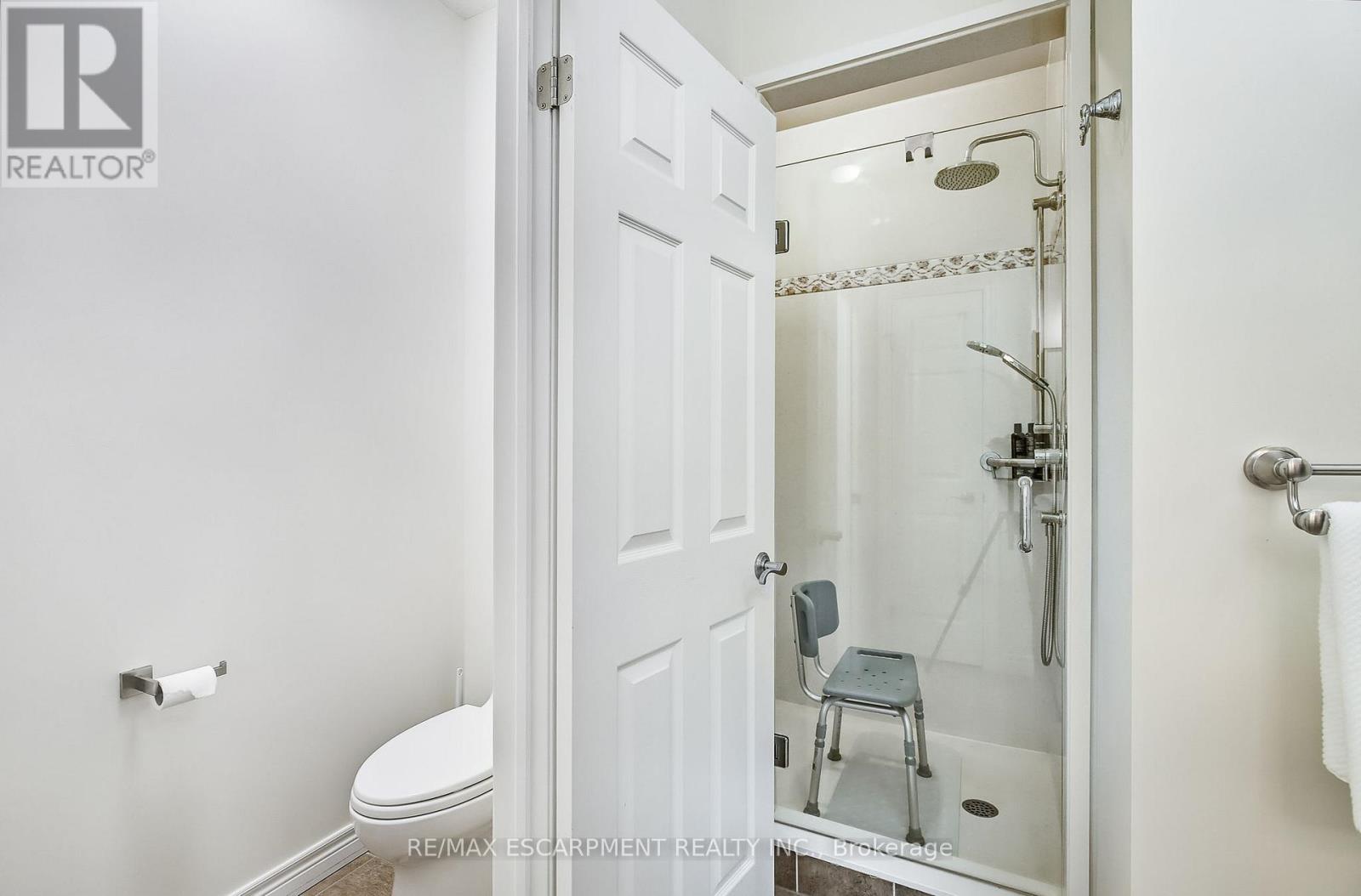 Photo 1 of 14 19 Simmonds Drive, Guelph ON