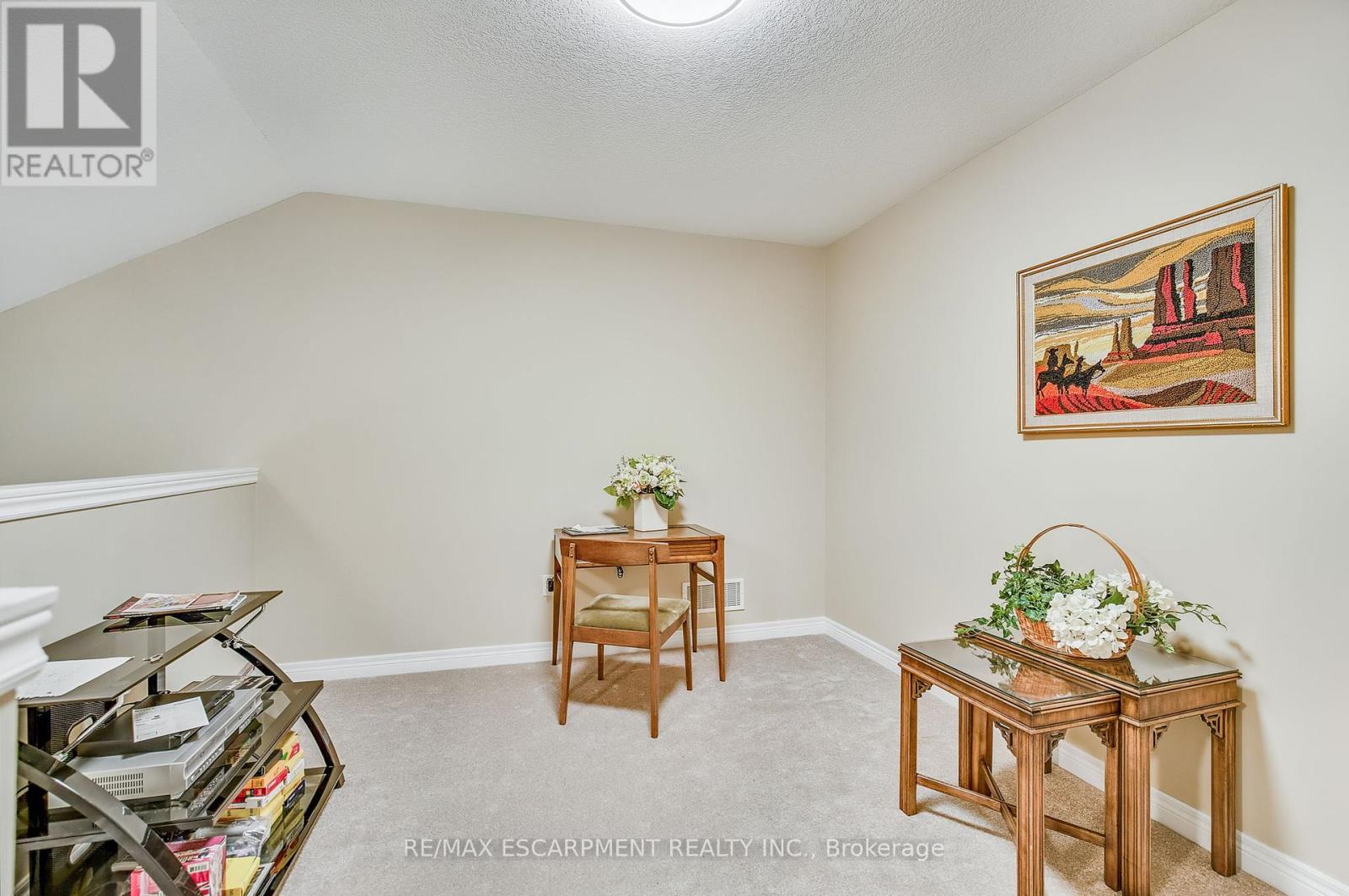 Photo 3 of 14 19 Simmonds Drive, Guelph ON