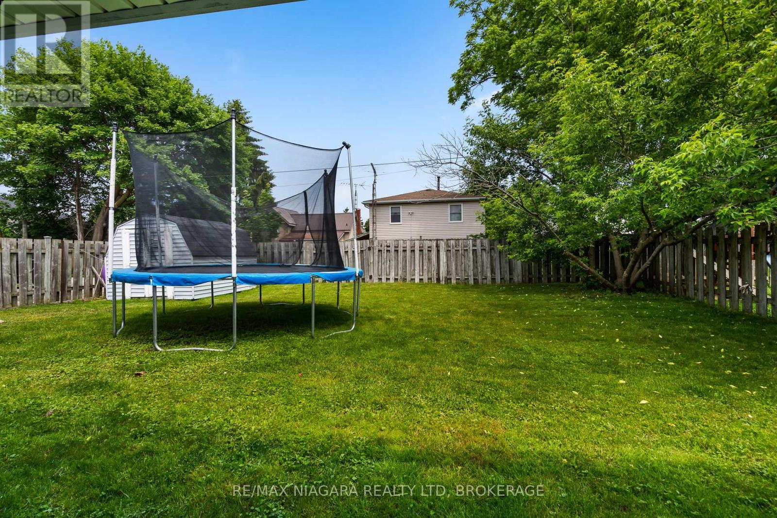 Photo 4 of 39 Pine Street, Port Colborne ON