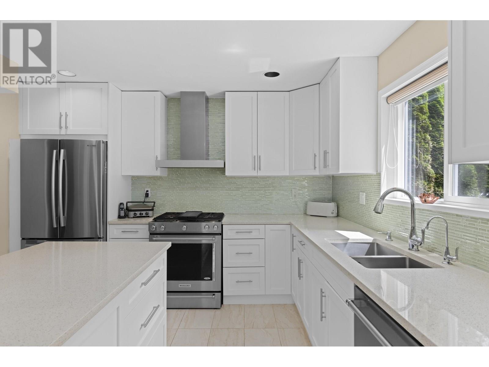 Photo 11 of 1426 Fulton Avenue, West Vancouver BC