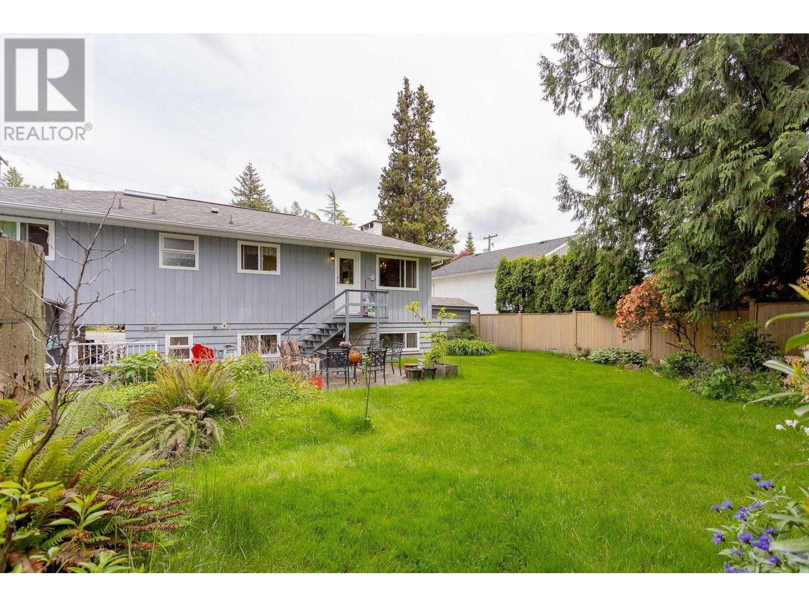 Photo 5 of 820 Crestwood Drive, Coquitlam BC