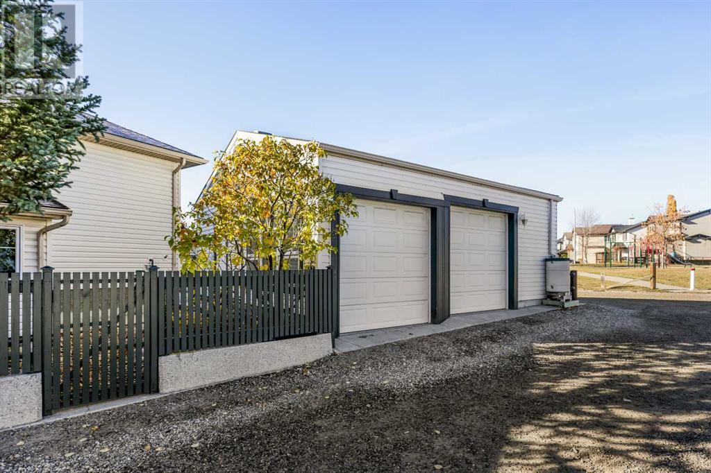 Single Family House 4 Level for Sale in  Eversyde Circle SW Evergreen Calgary 