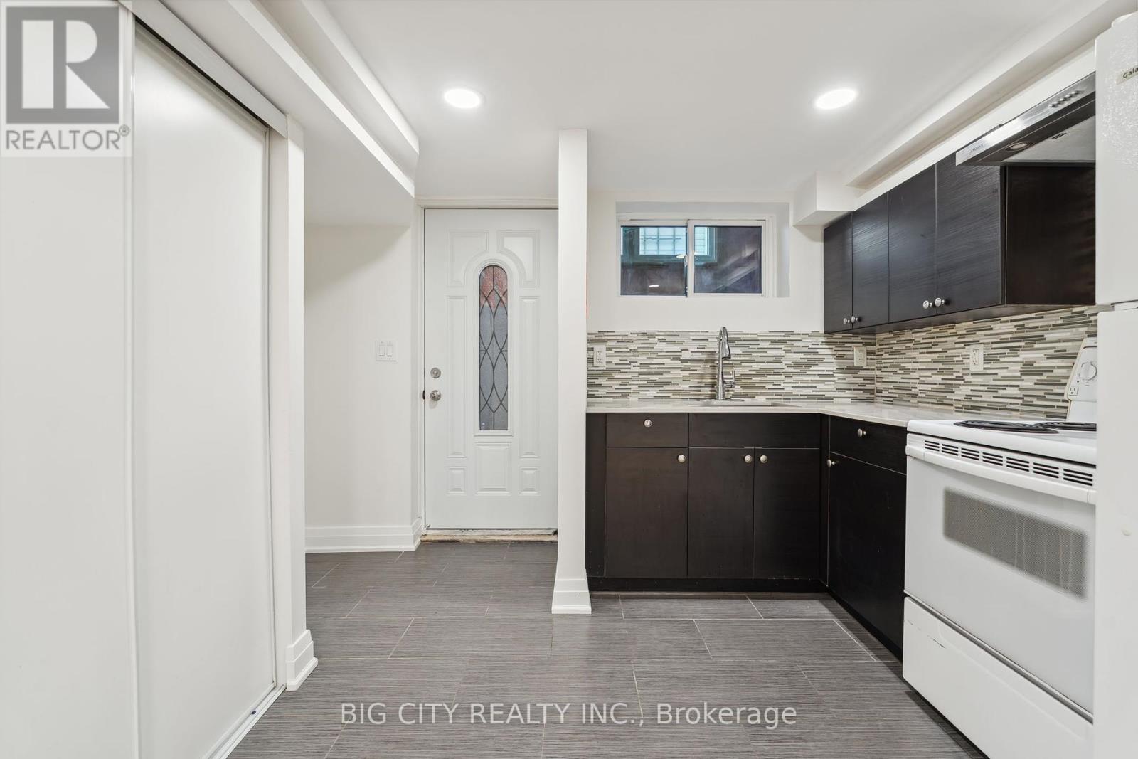 Photo 2 of 1235 Pharmacy Avenue, Toronto ON