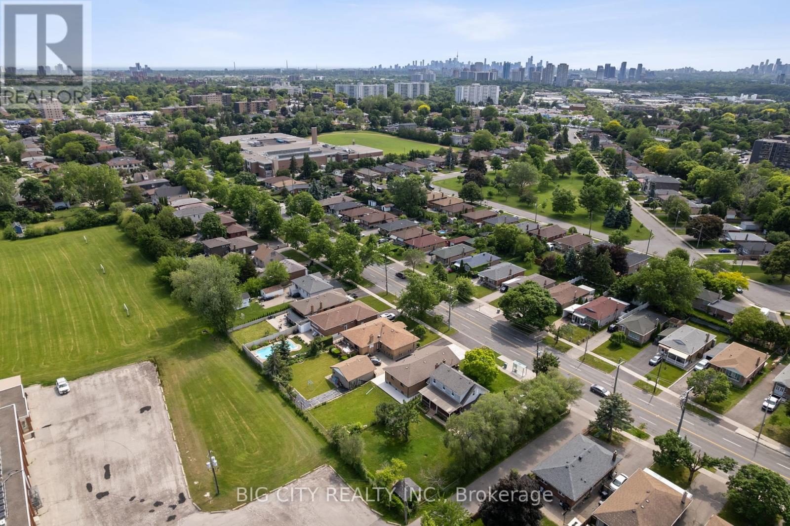 Photo 10 of 1235 Pharmacy Avenue, Toronto ON