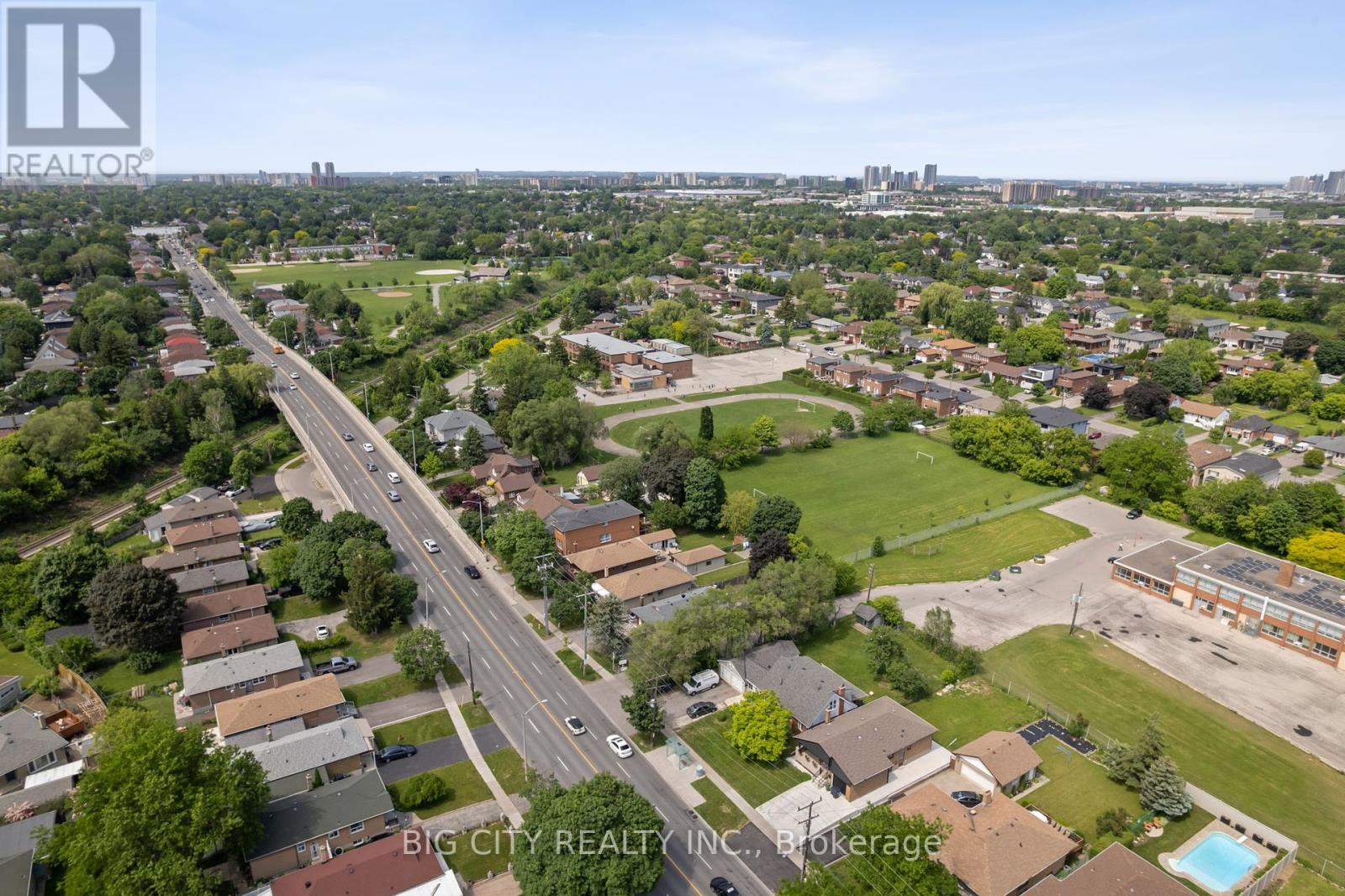 Photo 7 of 1235 Pharmacy Avenue, Toronto ON