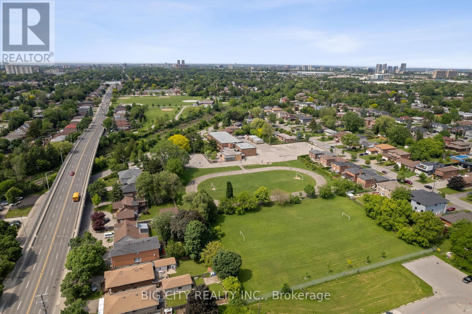 Photo 15 of 1235 Pharmacy Avenue, Toronto ON